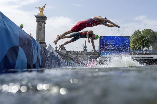 JO 2024. Doi triatlonişti portughezi s-au îmbolnăvit după ce au înotat în Sena la ştafetă mixtă