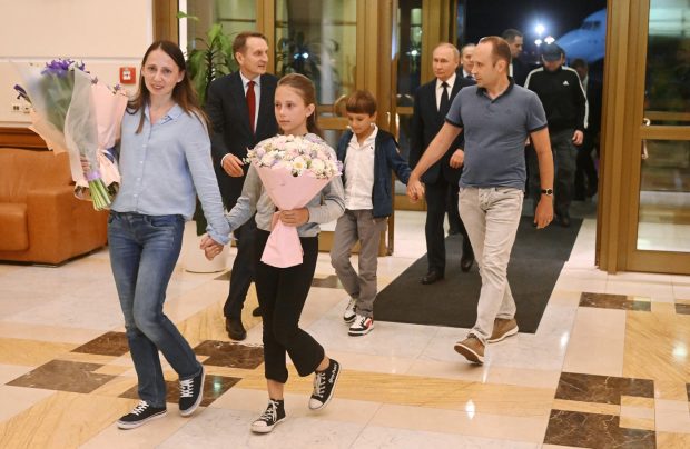 Cuplul de spioni ruși eliberat în schimbul istoric SUA-Rusia, dezvăluiri despre viața sub o identitate falsă. Copiii lor au aflat în avion că nu sunt argentinieni