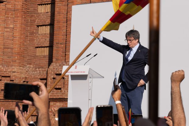 Carles Puigdemont a părăsit Spania, la o zi după apariția sa surpriză în Barcelona. „Nu se va preda”, anunță avocatul său