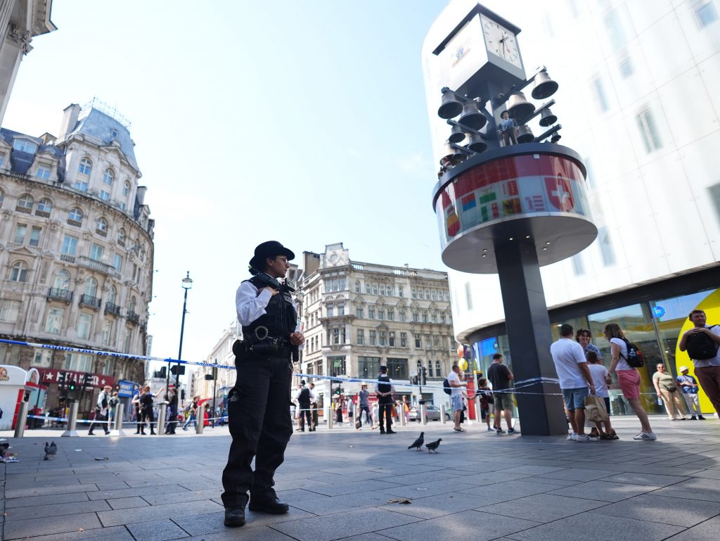 Atac cu cuțitul la Londra. O fetiță și o femeie au fost înjunghiate în fața turiștilor îngroziți din piața Leicester, suspectul a fost prins 1 profimedia 0897985440