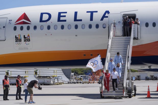 Drapelul olimpic a ajuns la Los Angeles. „Simţim presiunea pentru a ne asigura că oraşul şi regiunea noastră sunt pregătite”