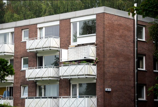 Șase oameni au căzut cu balconul, de la etajul al treilea al unui bloc din Hamburg | VIDEO
