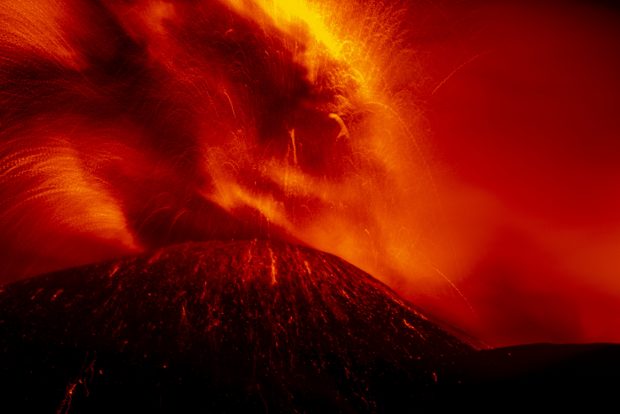 Imagini spectaculoase cu erupția vulcanului Etna. Aeroportul din Catania a fost închis, după ce pista și avioanele au fost acoperite cu cenușă