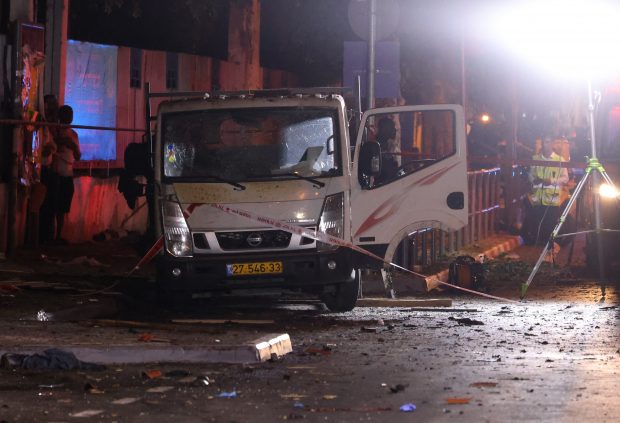 Atacul sinucigaș de la Tel Aviv, revendicat de aripile armate ale Hamas şi Jihadul Islamic, care ameninţă cu alte atentate în Israel
