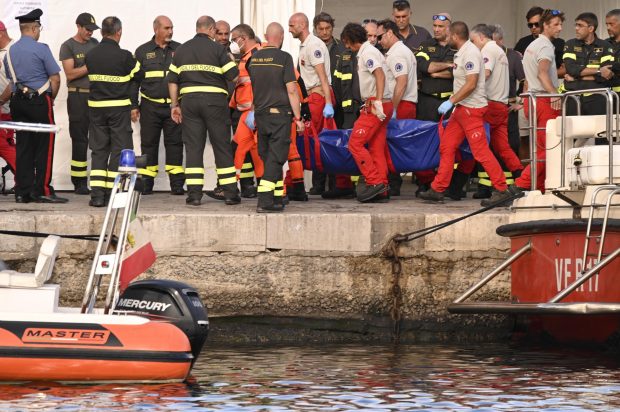 Cinci cadavre au fost găsite în iahtul de lux scufundat în largul coastei Siciliei, spun scafandrii