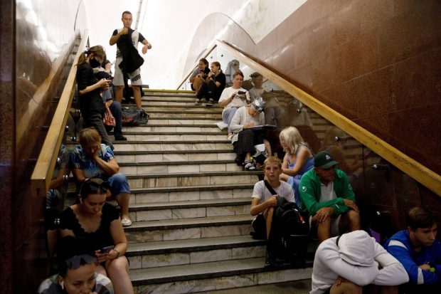 Ucrainenii bombardaţi la Kiev se refugiază la metrou: „E greu să trăiești așa ceva. Auzim aceste explozii de trei ani”