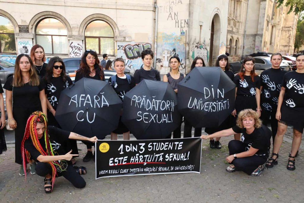 Comunitatea Declic a realizat fotografia-manifest împotriva hărțuirii sexuale:„Ați știut și ați tăcut!” 5 protest declic impotriva hartuirii sexuale 1 foto dumitru angelescu