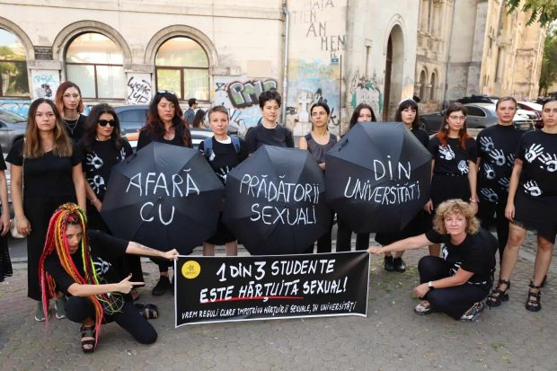 Protest în Piața Universității față de hărțuirea sexuală din mediul academic și abuzurile „suferite în tăcere de multe studente”