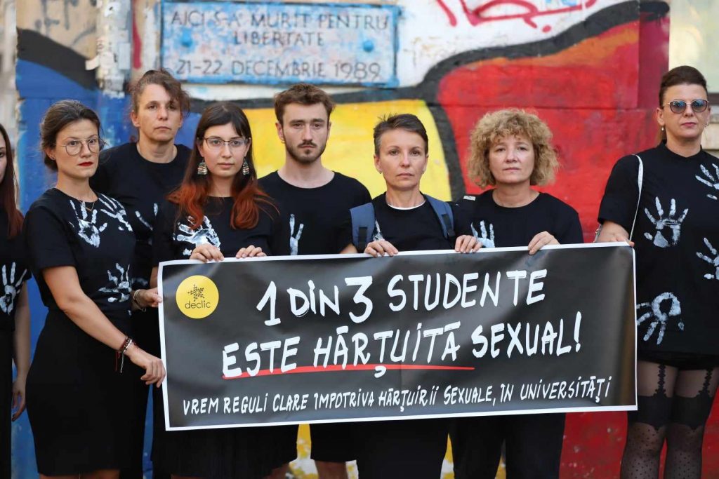 Comunitatea Declic a realizat fotografia-manifest împotriva hărțuirii sexuale:„Ați știut și ați tăcut!” 11 protest declic impotriva hartuirii sexuale 10 foto dumitru angelescu