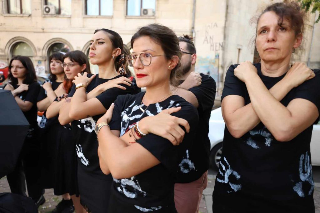 Comunitatea Declic a realizat fotografia-manifest împotriva hărțuirii sexuale:„Ați știut și ați tăcut!” 2 protest declic impotriva hartuirii sexuale 2 foto dumitru angelescu