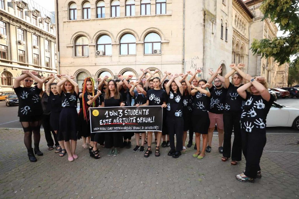 Comunitatea Declic a realizat fotografia-manifest împotriva hărțuirii sexuale:„Ați știut și ați tăcut!” 7 protest declic impotriva hartuirii sexuale 3 foto dumitru angelescu