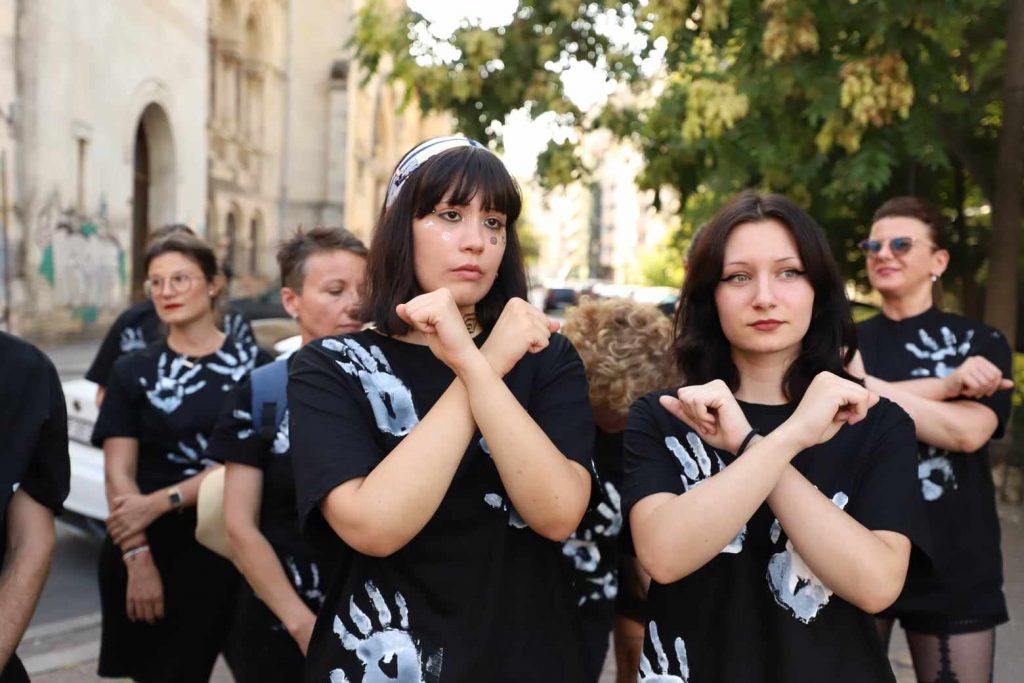 Comunitatea Declic a realizat fotografia-manifest împotriva hărțuirii sexuale:„Ați știut și ați tăcut!” 4 protest declic impotriva hartuirii sexuale 4 foto dumitru angelescu