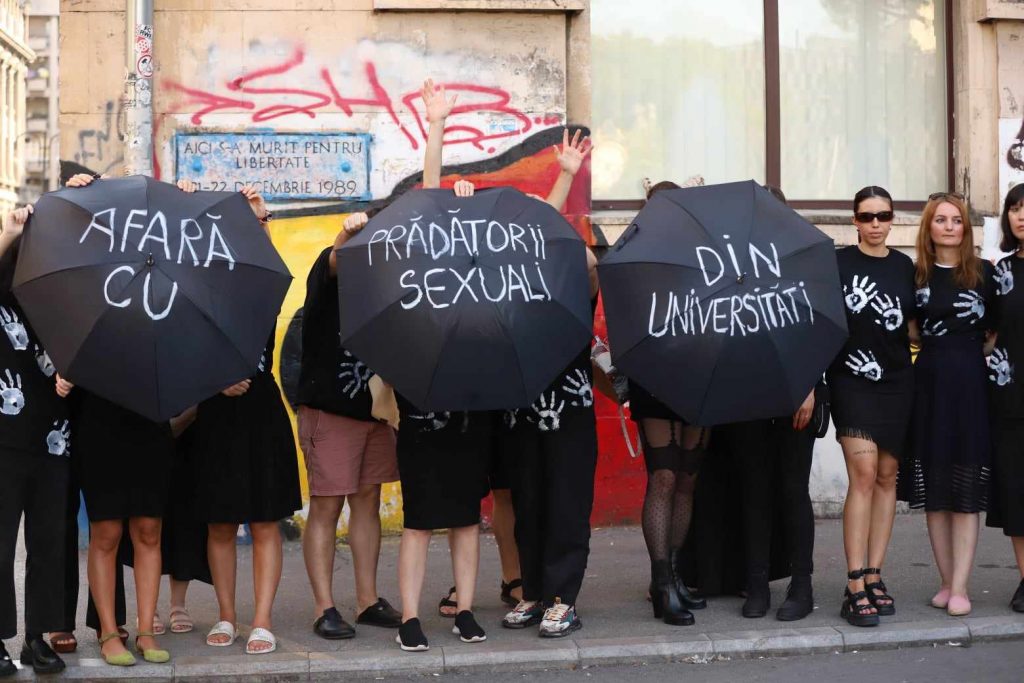 Comunitatea Declic a realizat fotografia-manifest împotriva hărțuirii sexuale:„Ați știut și ați tăcut!” 3 protest declic impotriva hartuirii sexuale 5 foto dumitru angelescu