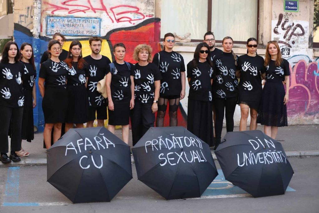 Comunitatea Declic a realizat fotografia-manifest împotriva hărțuirii sexuale:„Ați știut și ați tăcut!” 15 protest declic impotriva hartuirii sexuale 6 foto dumitru angelescu