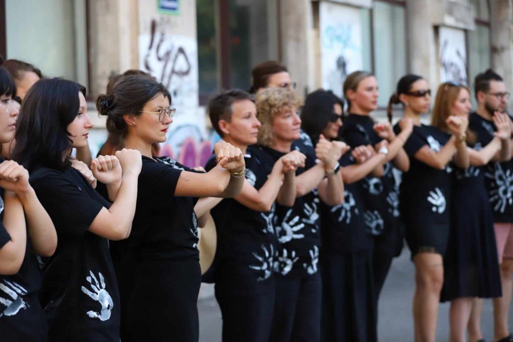 Comunitatea Declic a realizat fotografia-manifest împotriva hărțuirii sexuale:„Ați știut și ați tăcut!” 14 protest declic impotriva hartuirii sexuale 7 foto dumitru angelescu