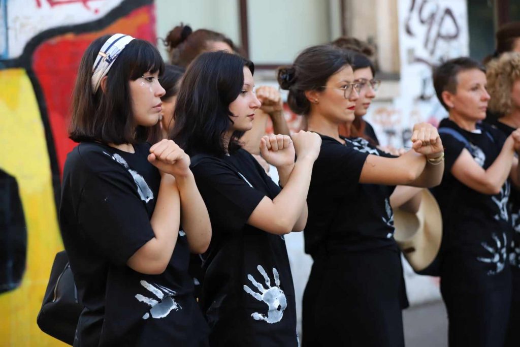 Comunitatea Declic a realizat fotografia-manifest împotriva hărțuirii sexuale:„Ați știut și ați tăcut!” 13 protest declic impotriva hartuirii sexuale 8 foto dumitru angelescu