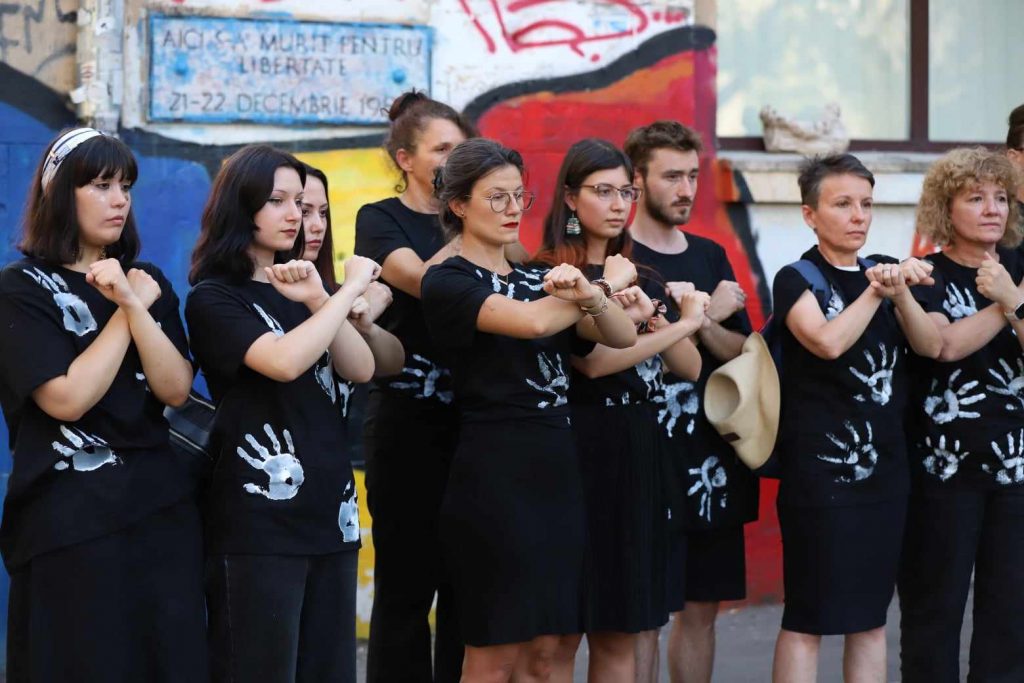 Comunitatea Declic a realizat fotografia-manifest împotriva hărțuirii sexuale:„Ați știut și ați tăcut!” 12 protest declic impotriva hartuirii sexuale 9 foto dumitru angelescu