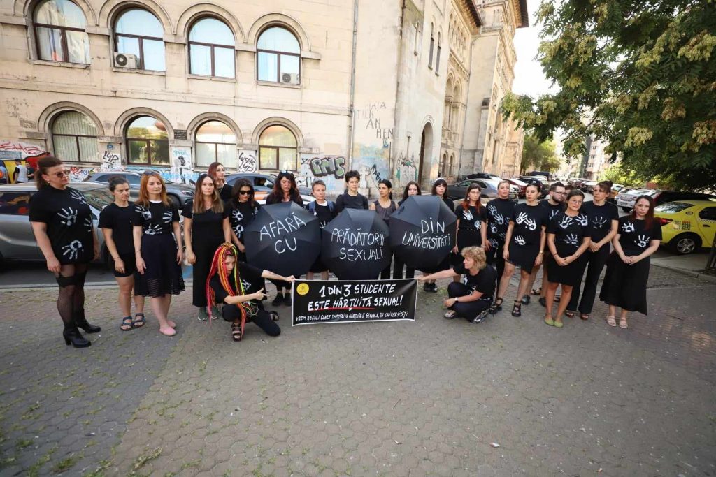 Comunitatea Declic a realizat fotografia-manifest împotriva hărțuirii sexuale:„Ați știut și ați tăcut!” 1 protest declic impotriva hartuirii sexuale foto dumitru angelescu