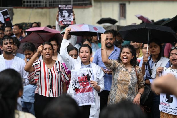 Furie în rândul cadrelor medicale din India după ce o tânără medic stagiar a fost violată și ucisă într-un spital