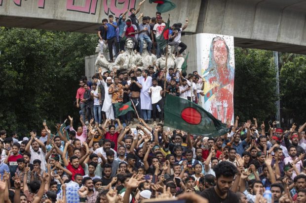 Momentul în care protestatarii iau cu asalt reședința premierului din Bangladesh | VIDEO