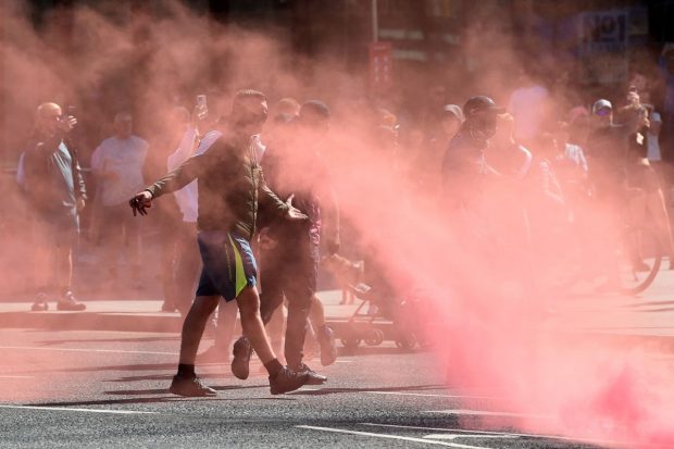 Conturi online străine, inclusiv ale trolilor ruși, sunt suspectate că alimentează protestele din Marea Britanie