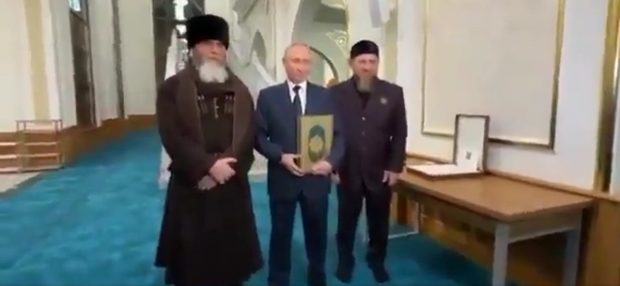 Putin sărută un Coran aurit primit cadou în Cecenia, într-un clip publicat de Kadîrov. VIDEO