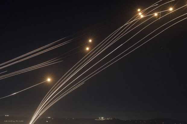 Hezbollah anunță că a lansat „zeci de rachete” asupra nordului Israelului. Iron Dome a interceptat numeroase ținte