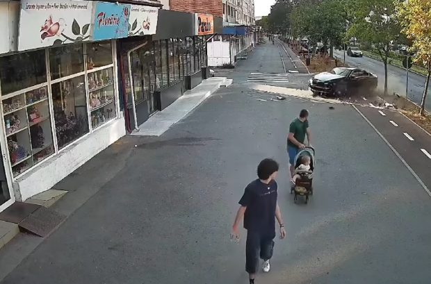 Un tată și bebelușul lui, la un pas să fie spulberați de un BMW, pe un trotuar din Reşiţa | VIDEO