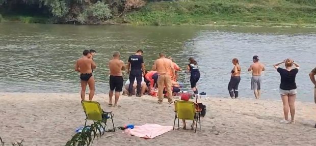 O mamă a murit înecată în râul Timiș, după ce a intrat la scăldat cu fiicele ei, de 13 și 15 ani. Fetele, salvate de martori