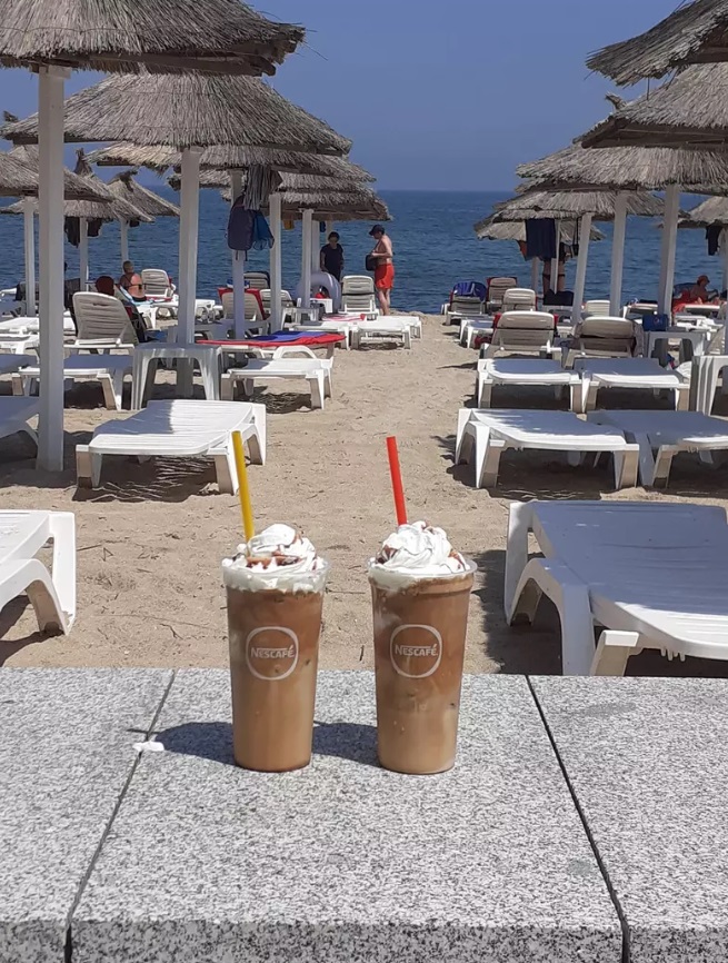 Cât costă mâncarea la terasa lui Rică Răducanu din Neptun. Porția de cartofi prăjiți e 10 lei, iar o chiflă e 2 lei 4 rica raducanu terasa la neptun 2