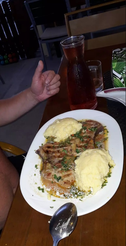 Cât costă mâncarea la terasa lui Rică Răducanu din Neptun. Porția de cartofi prăjiți e 10 lei, iar o chiflă e 2 lei 2 rica raducanu terasa la neptun 4