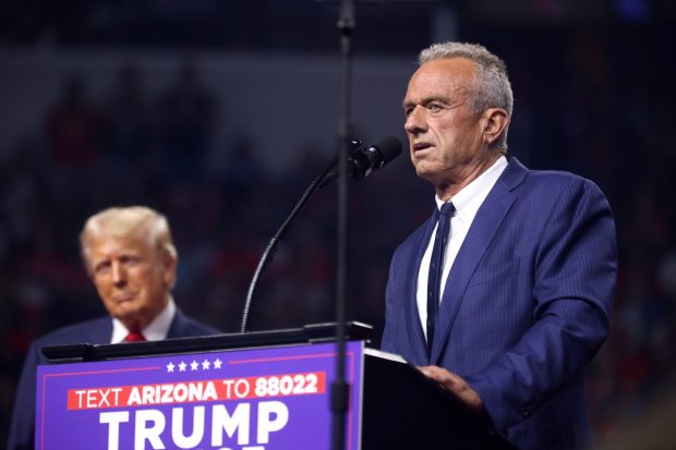 Robert F. Kennedy jr îşi suspendă campania prezidenţială în favoarea lui Donald Trump. Promisiunile primite din partea candidatului republican
