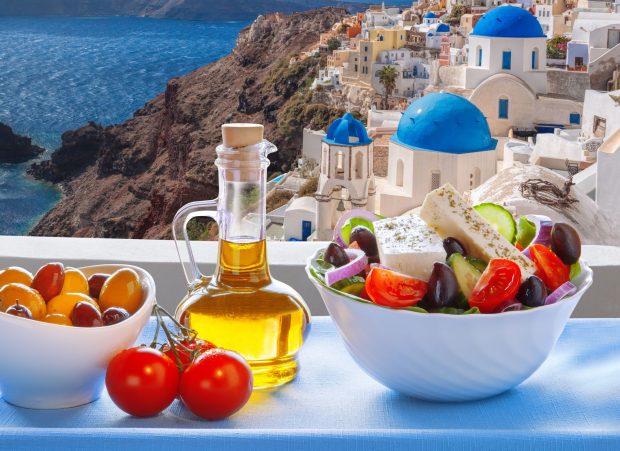 Cum se face salata grecească – secretul care o face atât de savuroasă