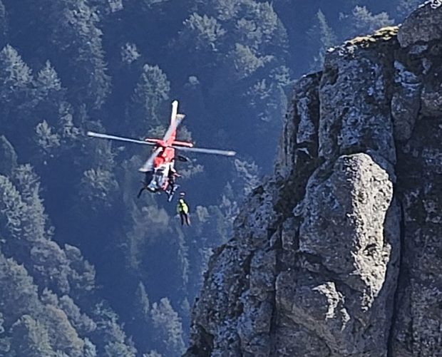 Doi turiști care au rămas blocați în Bucegi, recuperați de salvamontişti cu elicopterul | FOTO