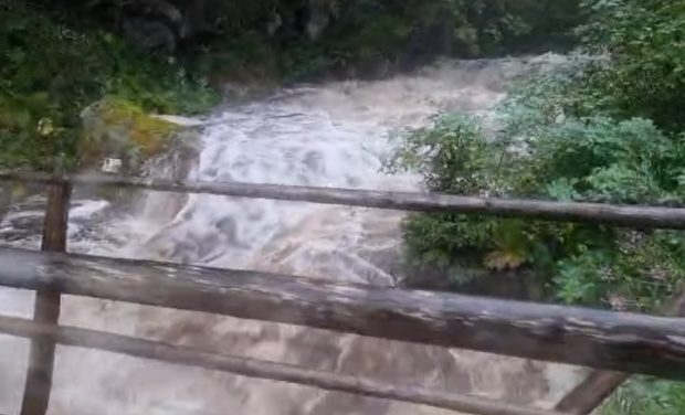 Două femei şi un copil, blocaţi noaptea în Munţii Retezat. Au fost recuperați de salvamontiști. VIDEO