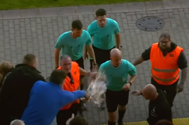 „Durere și suferință”. Ce daune cere arbitrul german care l-a dat în judecată pe bărbatul care i-a aruncat cu bere în cap