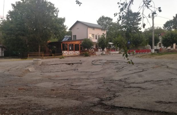 Ce se întâmplă la Slănic Prahova, orașul care se scufundă. „Este un fenomen unic în România. Trebuie să ne păstrăm calmul”