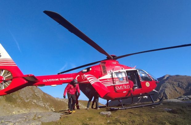 Un ATV a luat foc după ce a căzut într-o râpă de o sută de metri, în Păltiniş. Un tânăr de 20 de ani, scos inconştient de salvatori