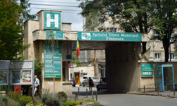 Cinci medici și o asistentă de la Spitalul Municipal Timișoara, suspectați că au luat mită bani, borcane cu miere și bulion