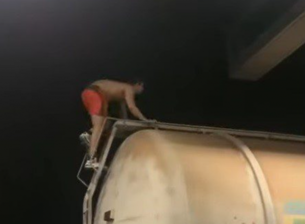 Un tânăr de 19 ani s-a urcat pe vagoanele de tren și s-a electrocutat sub ochii prietenilor care-l filmau, în Gara Ghioroc