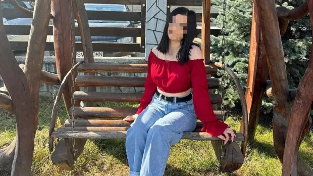 Povestea Ioanei, fata de 18 ani care a fost găsită moartă în casă, la Broșteni. Era într-o relație abuzivă cu șeful Poliției din oraș