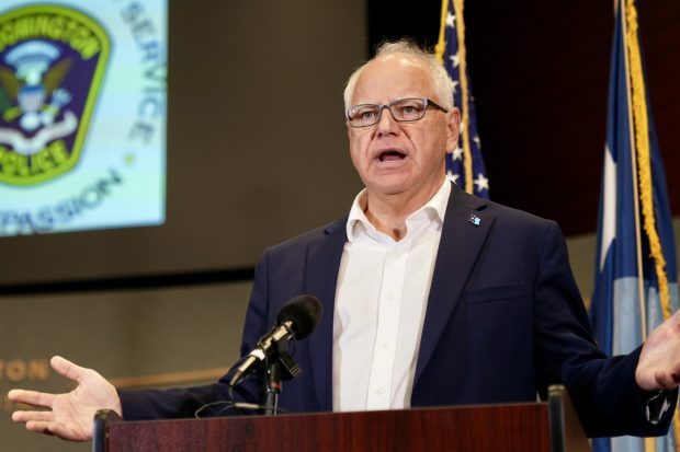 Tim Walz, atac dur la adresa lui Trump: Un om retrograd care sădeşte haos şi dezbinare