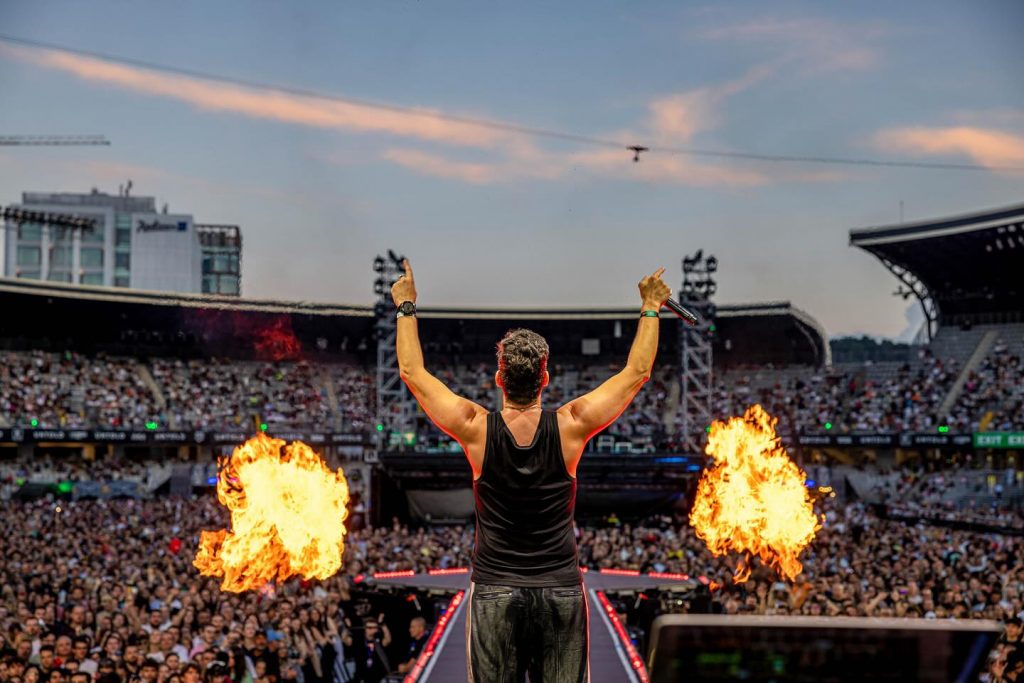 Tudor Chirilă, manifest pe scena de la UNTOLD 2024: „Țara noastră are parte de două chestii: sclavii și barosanii” 5 tudor chirila 4