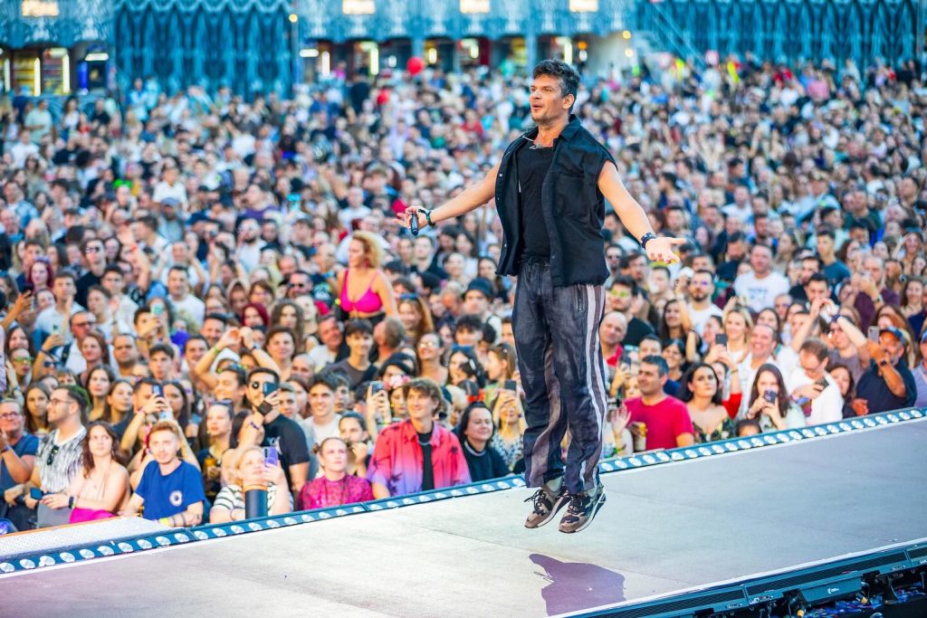 Tudor Chirilă, manifest pe scena de la UNTOLD 2024: „Țara noastră are parte de două chestii: sclavii și barosanii” 3 tudor chirila 7