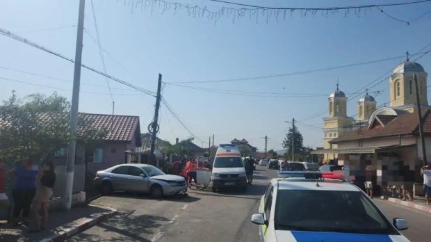 Un şofer a intrat cu maşina pe trotuar şi a lovit doi oameni, la Tulcea. Unul dintre ei a murit