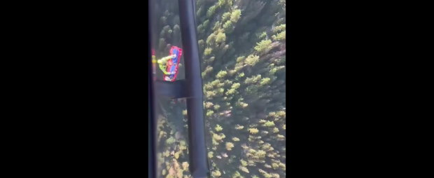 Turistă care s-a accidentat în munții Bucegi, recuperată cu elicopterul. Un salvamontist a coborât cu troliul