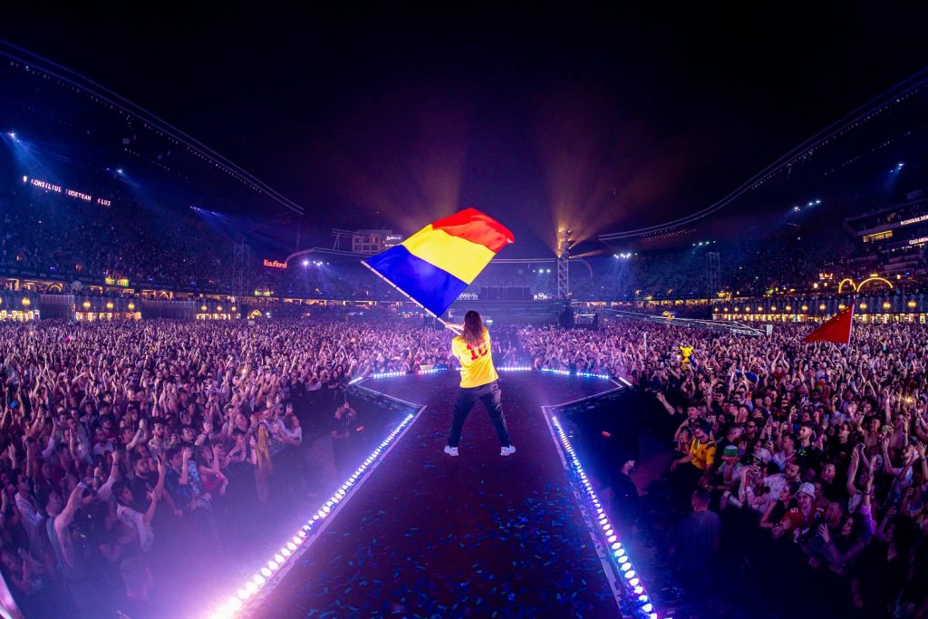 Salvatore Ganacci a purtat un tricou al echipei naționale de fotbal a României la UNTOLD 2024. 120.000 de fani s-au distrat în a treia zi de festival 12 untold 2024 4 3