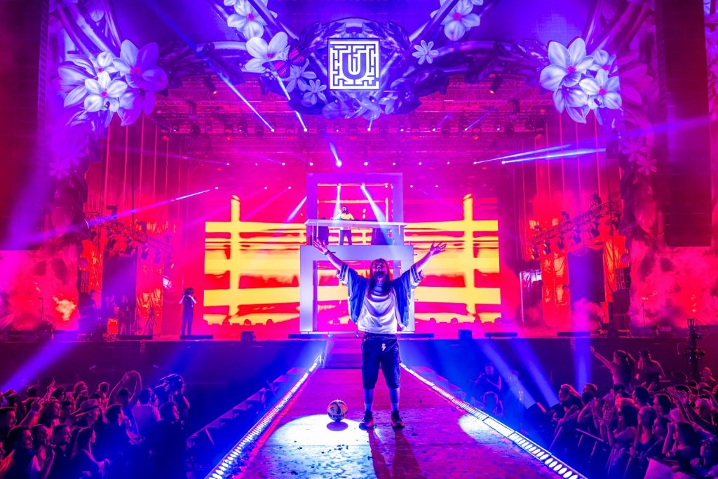 Salvatore Ganacci a purtat un tricou al echipei naționale de fotbal a României la UNTOLD 2024. 120.000 de fani s-au distrat în a treia zi de festival 11 untold 2024 5 2