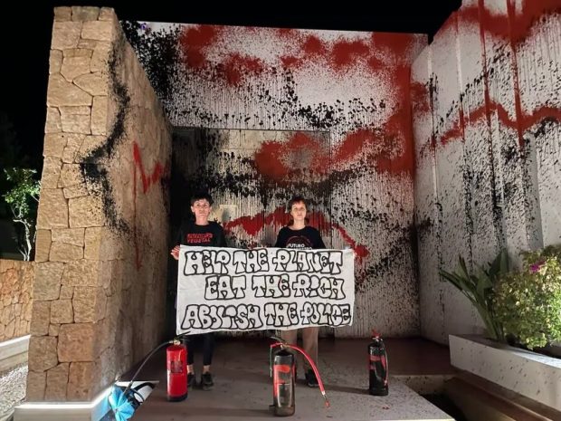 Vila lui Lionel Messi din Ibiza, vandalizată de activiștii de mediu. „Mănâncă-i pe bogați”