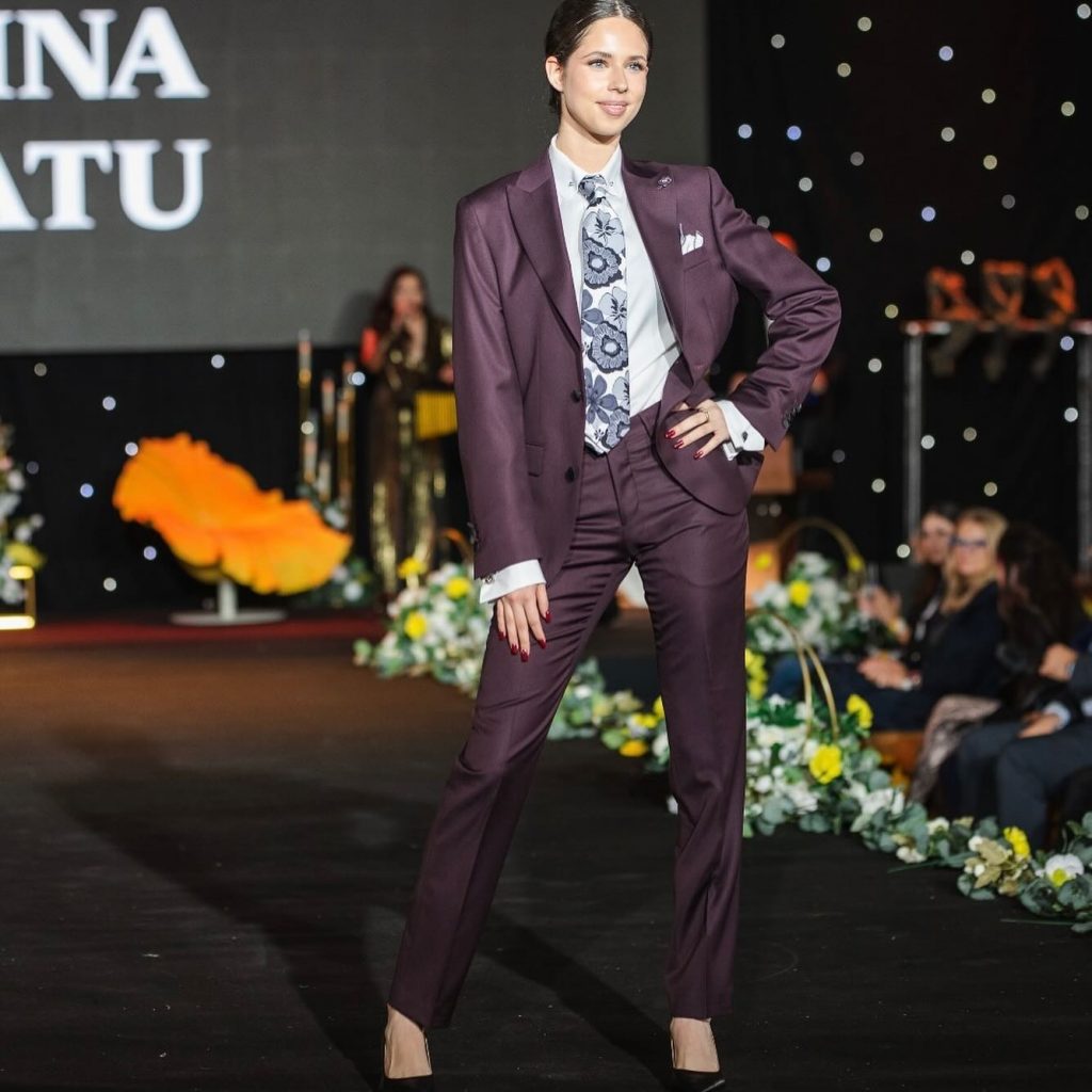 Cum s-a pozat fata Andreei Marin și a lui Ștefan Bănică jr. în camera ei. Violeta poartă un maiou negru și e machiată discret 7 violeta banica 2